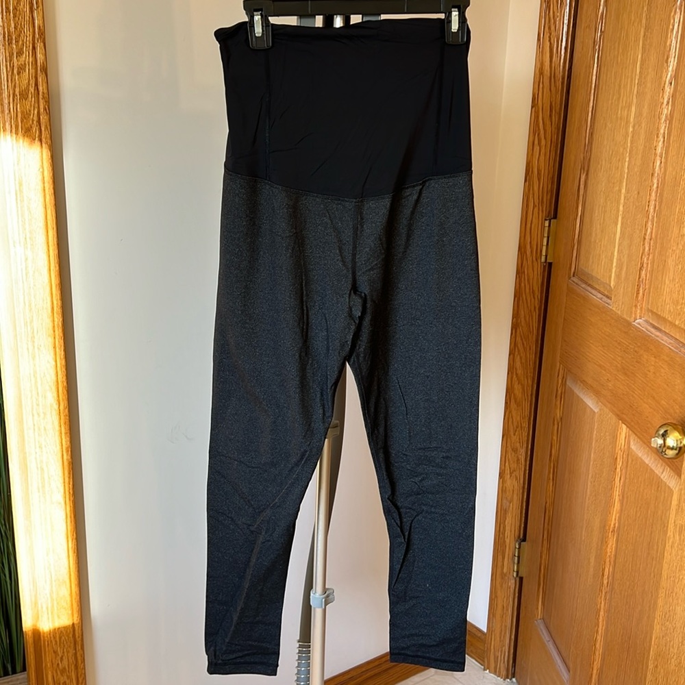 Maternity gray heathered leggings size large.
